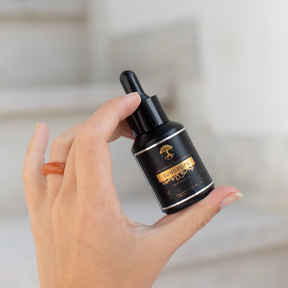 Hand holding HOIA Sundrops 30 ml